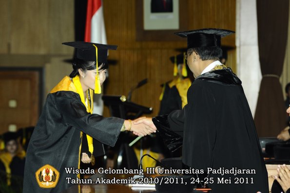 wisuda-fikom-oleh-rektor-142-copy