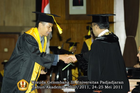 wisuda-fikom-oleh-rektor-144-copy