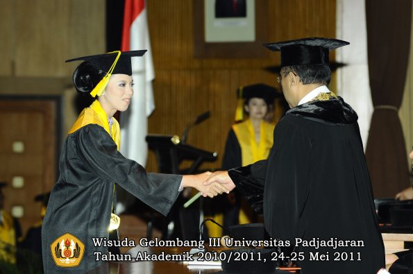 wisuda-fikom-oleh-rektor-145-copy