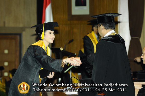 wisuda-fikom-oleh-rektor-154-copy