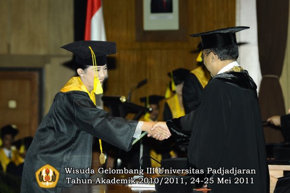 wisuda-fikom-oleh-rektor-156-copy