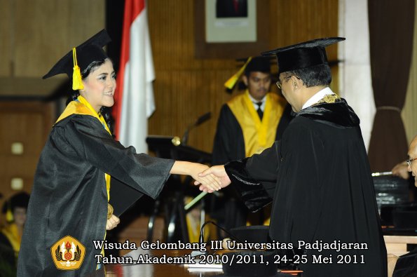 wisuda-fikom-oleh-rektor-159-copy