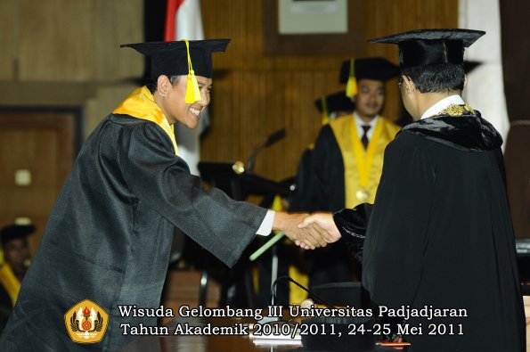 wisuda-fikom-oleh-rektor-180-copy