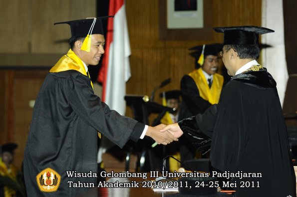 wisuda-fikom-oleh-rektor-205-copy