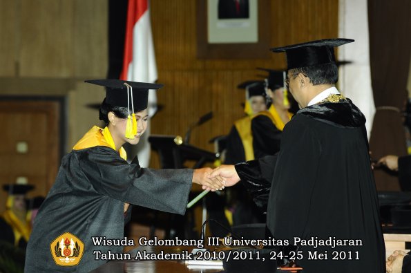 wisuda-fikom-oleh-rektor-220-copy