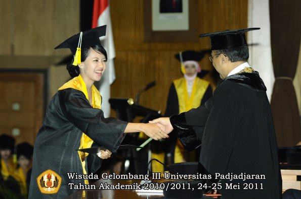wisuda-fikom-oleh-rektor-236-copy