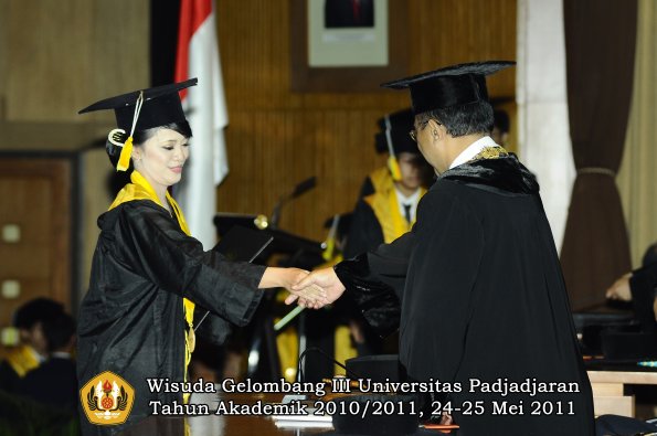 wisuda-fikom-oleh-rektor-268-copy