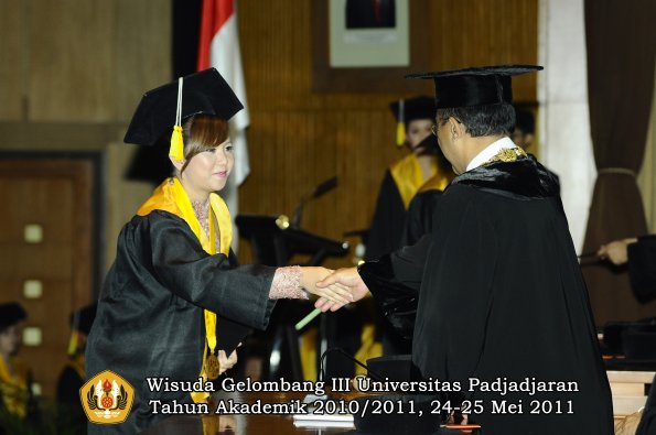 wisuda-fikom-oleh-rektor-279-copy