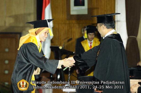 wisuda-fikom-oleh-rektor-310-copy