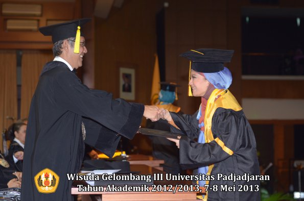 wisuda-unpad-gel-iii-ta-2012_2013-fakultas-ekonomi-dan-bisnis-oleh-dekan-091