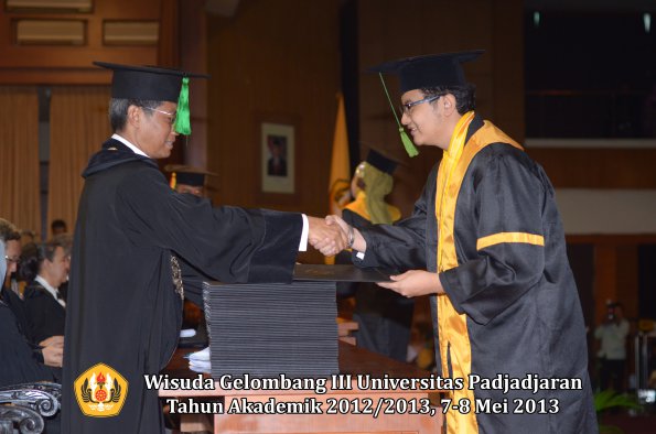 wisuda-unpad-gel-iii-ta-2012_2013-fakultas-kedokteran-oleh-dekan-101