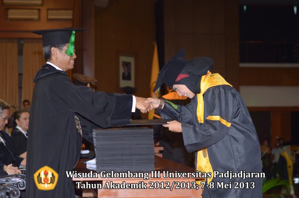 wisuda-unpad-gel-iii-ta-2012_2013-fakultas-kedokteran-oleh-dekan-102