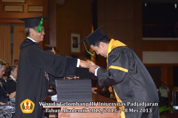 wisuda-unpad-gel-iii-ta-2012_2013-fakultas-kedokteran-oleh-dekan-107