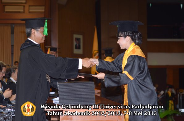 wisuda-unpad-gel-iii-ta-2012_2013-fakultas-kedokteran-oleh-dekan-108