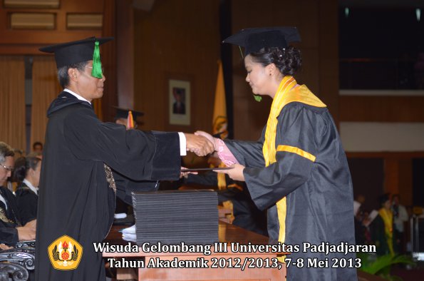 wisuda-unpad-gel-iii-ta-2012_2013-fakultas-kedokteran-oleh-dekan-109