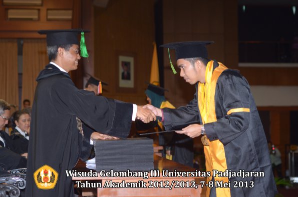 wisuda-unpad-gel-iii-ta-2012_2013-fakultas-kedokteran-oleh-dekan-115