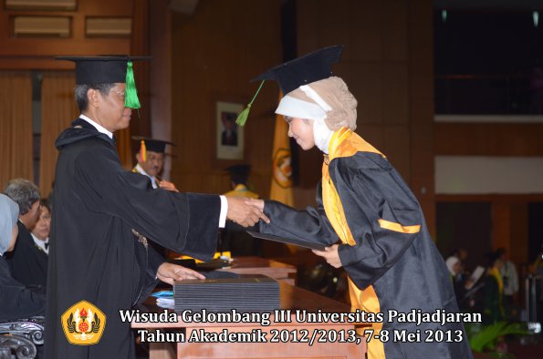 wisuda-unpad-gel-iii-ta-2012_2013-fakultas-kedokteran-oleh-dekan-133