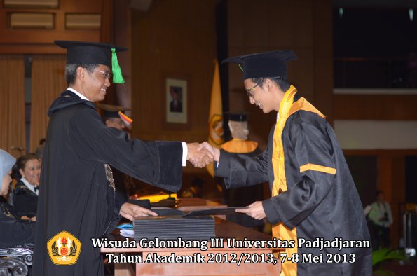 wisuda-unpad-gel-iii-ta-2012_2013-fakultas-kedokteran-oleh-dekan-134