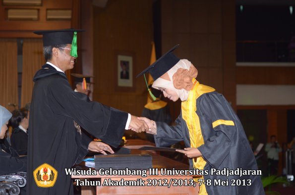 wisuda-unpad-gel-iii-ta-2012_2013-fakultas-kedokteran-oleh-dekan-137