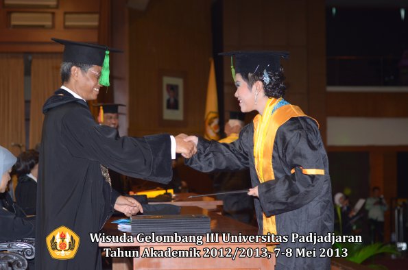 wisuda-unpad-gel-iii-ta-2012_2013-fakultas-kedokteran-oleh-dekan-138