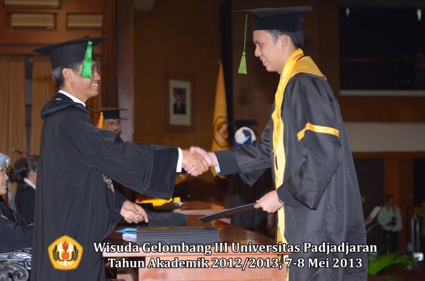 wisuda-unpad-gel-iii-ta-2012_2013-fakultas-kedokteran-oleh-dekan-140