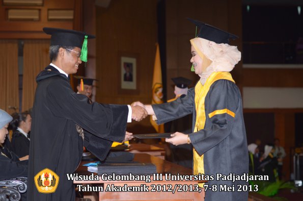 wisuda-unpad-gel-iii-ta-2012_2013-fakultas-kedokteran-oleh-dekan-142