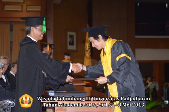 wisuda-unpad-gel-iii-ta-2012_2013-fakultas-kedokteran-oleh-dekan-143