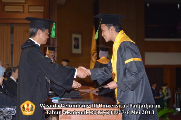 wisuda-unpad-gel-iii-ta-2012_2013-fakultas-kedokteran-oleh-dekan-146