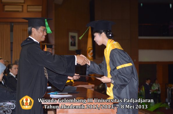 wisuda-unpad-gel-iii-ta-2012_2013-fakultas-kedokteran-oleh-dekan-151