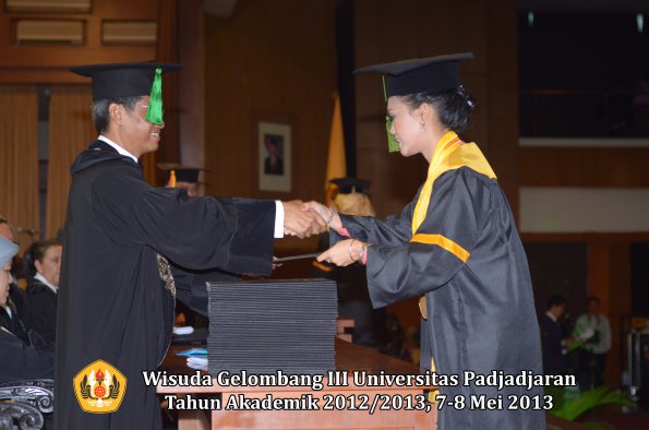 wisuda-unpad-gel-iii-ta-2012_2013-fakultas-kedokteran-oleh-dekan-153