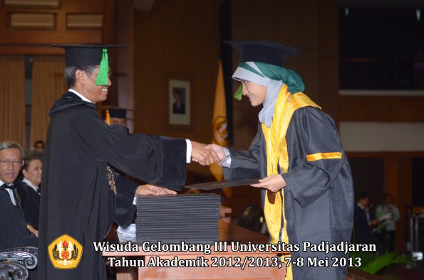 wisuda-unpad-gel-iii-ta-2012_2013-fakultas-kedokteran-oleh-dekan-163