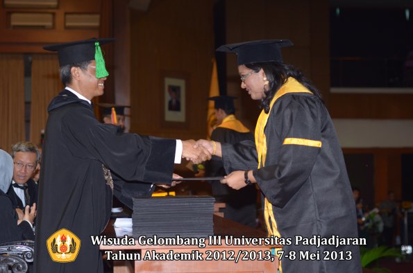 wisuda-unpad-gel-iii-ta-2012_2013-fakultas-kedokteran-oleh-dekan-169