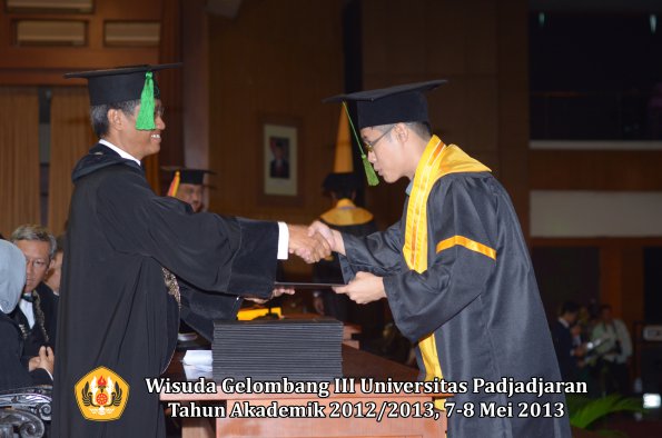 wisuda-unpad-gel-iii-ta-2012_2013-fakultas-kedokteran-oleh-dekan-172