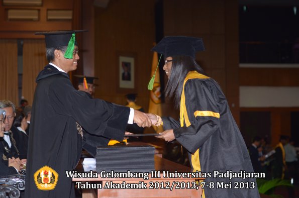 wisuda-unpad-gel-iii-ta-2012_2013-fakultas-kedokteran-oleh-dekan-173