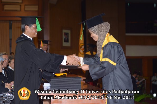 wisuda-unpad-gel-iii-ta-2012_2013-fakultas-kedokteran-oleh-dekan-174