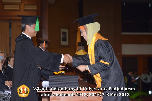 wisuda-unpad-gel-iii-ta-2012_2013-fakultas-kedokteran-oleh-dekan-175