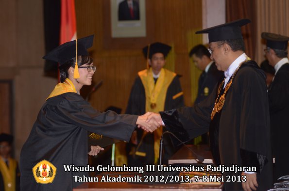 wisuda-unpad-gel-iii-ta-2012_2013-fakultas-ekonomi-dan-bisnis-oleh-rektor-002