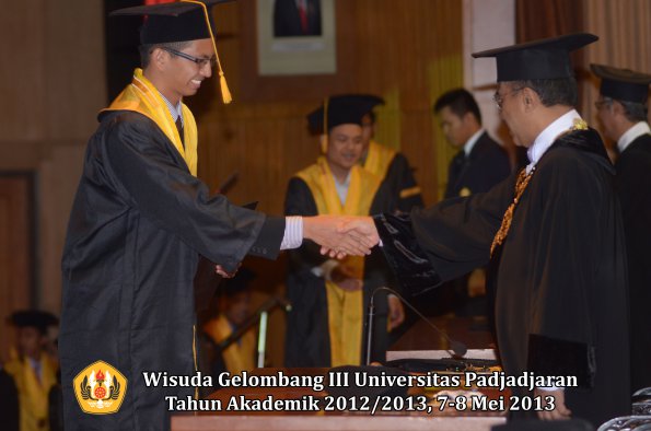 wisuda-unpad-gel-iii-ta-2012_2013-fakultas-ekonomi-dan-bisnis-oleh-rektor-009