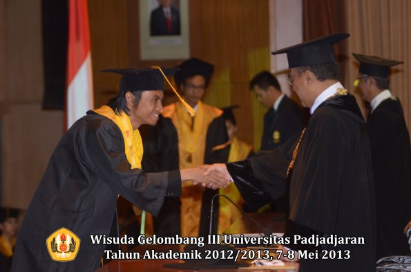 wisuda-unpad-gel-iii-ta-2012_2013-fakultas-ekonomi-dan-bisnis-oleh-rektor-038