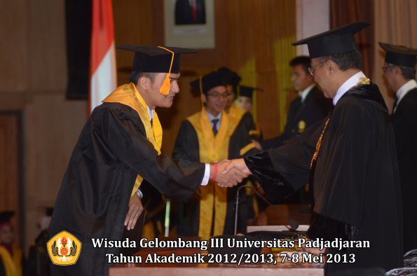 wisuda-unpad-gel-iii-ta-2012_2013-fakultas-ekonomi-dan-bisnis-oleh-rektor-042