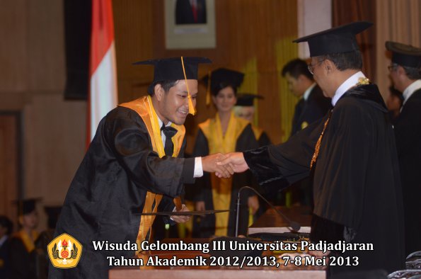 wisuda-unpad-gel-iii-ta-2012_2013-fakultas-ekonomi-dan-bisnis-oleh-rektor-047