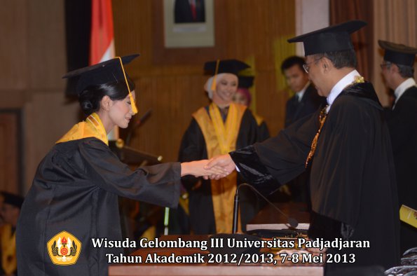 wisuda-unpad-gel-iii-ta-2012_2013-fakultas-ekonomi-dan-bisnis-oleh-rektor-048