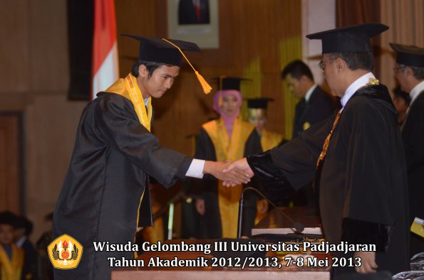 wisuda-unpad-gel-iii-ta-2012_2013-fakultas-ekonomi-dan-bisnis-oleh-rektor-051