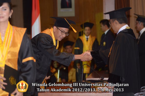 wisuda-unpad-gel-iii-ta-2012_2013-fakultas-ekonomi-dan-bisnis-oleh-rektor-056