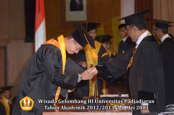 wisuda-unpad-gel-iii-ta-2012_2013-fakultas-ekonomi-dan-bisnis-oleh-rektor-072