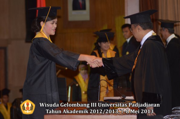 wisuda-unpad-gel-iii-ta-2012_2013-fakultas-ekonomi-dan-bisnis-oleh-rektor-073