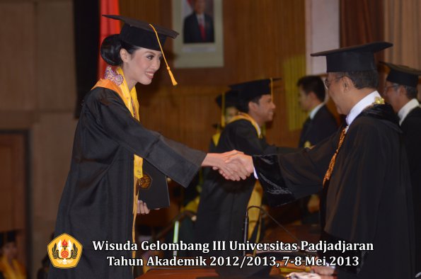 wisuda-unpad-gel-iii-ta-2012_2013-fakultas-ekonomi-dan-bisnis-oleh-rektor-079