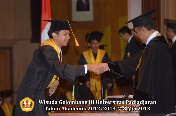 wisuda-unpad-gel-iii-ta-2012_2013-fakultas-ekonomi-dan-bisnis-oleh-rektor-080