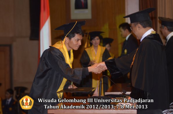 wisuda-unpad-gel-iii-ta-2012_2013-fakultas-ekonomi-dan-bisnis-oleh-rektor-081