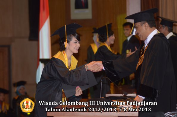 wisuda-unpad-gel-iii-ta-2012_2013-fakultas-ekonomi-dan-bisnis-oleh-rektor-083